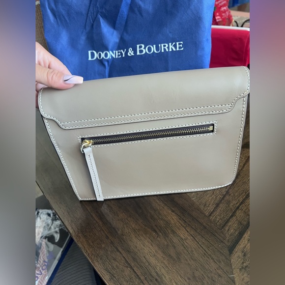 Dooney and Bourke crossbody - Picture 3 of 8